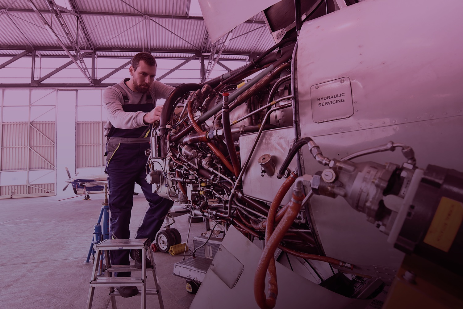 Como são feitas as manutenções de aeronaves?